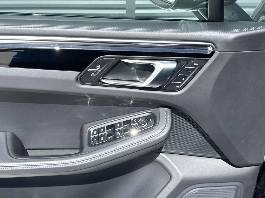 Used 2023 Porsche Macan Turbo image 21
