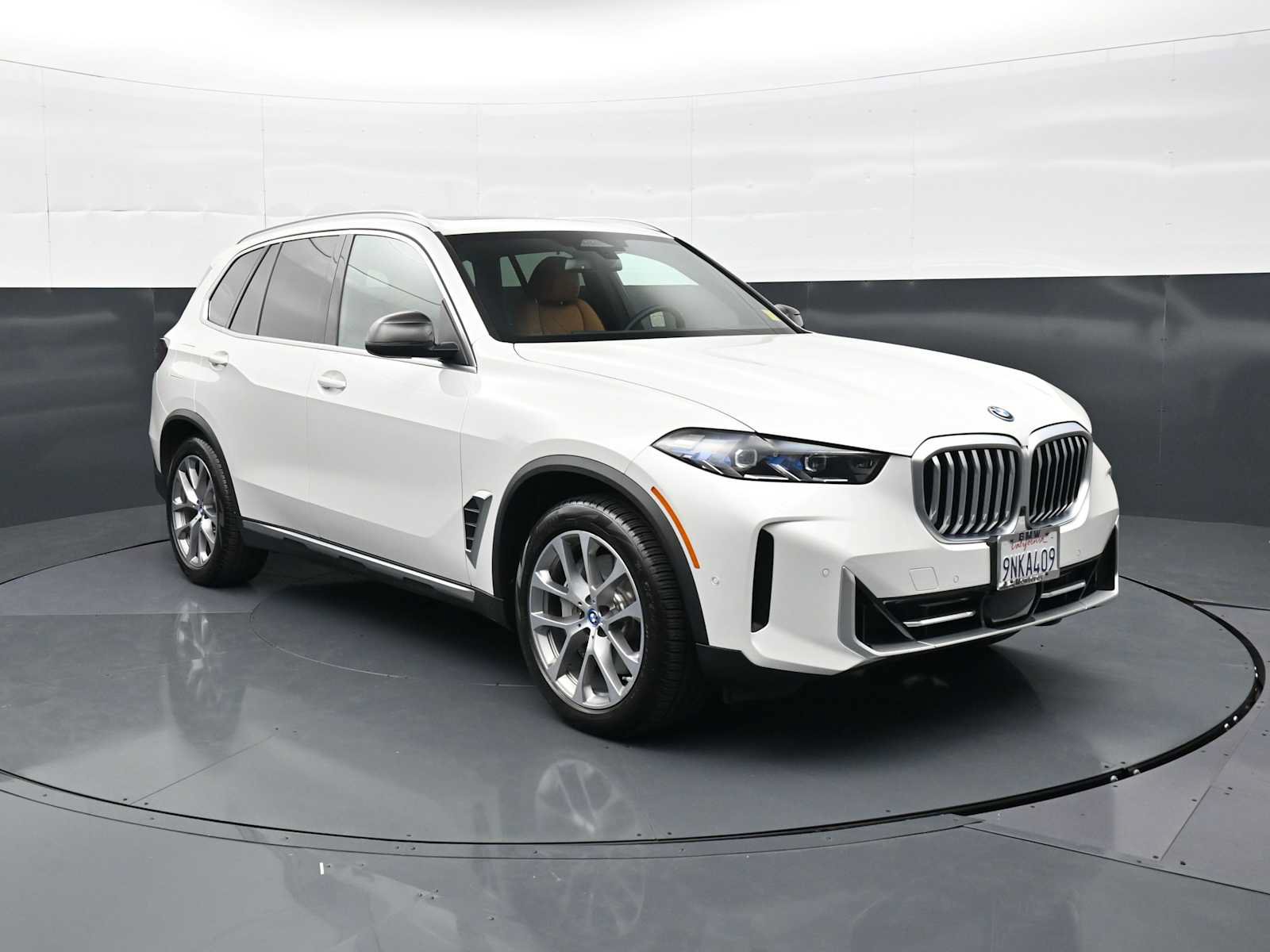 Used 2025 BMW X5 xDrive50e w/ Executive Package AWD/4WD image 3
