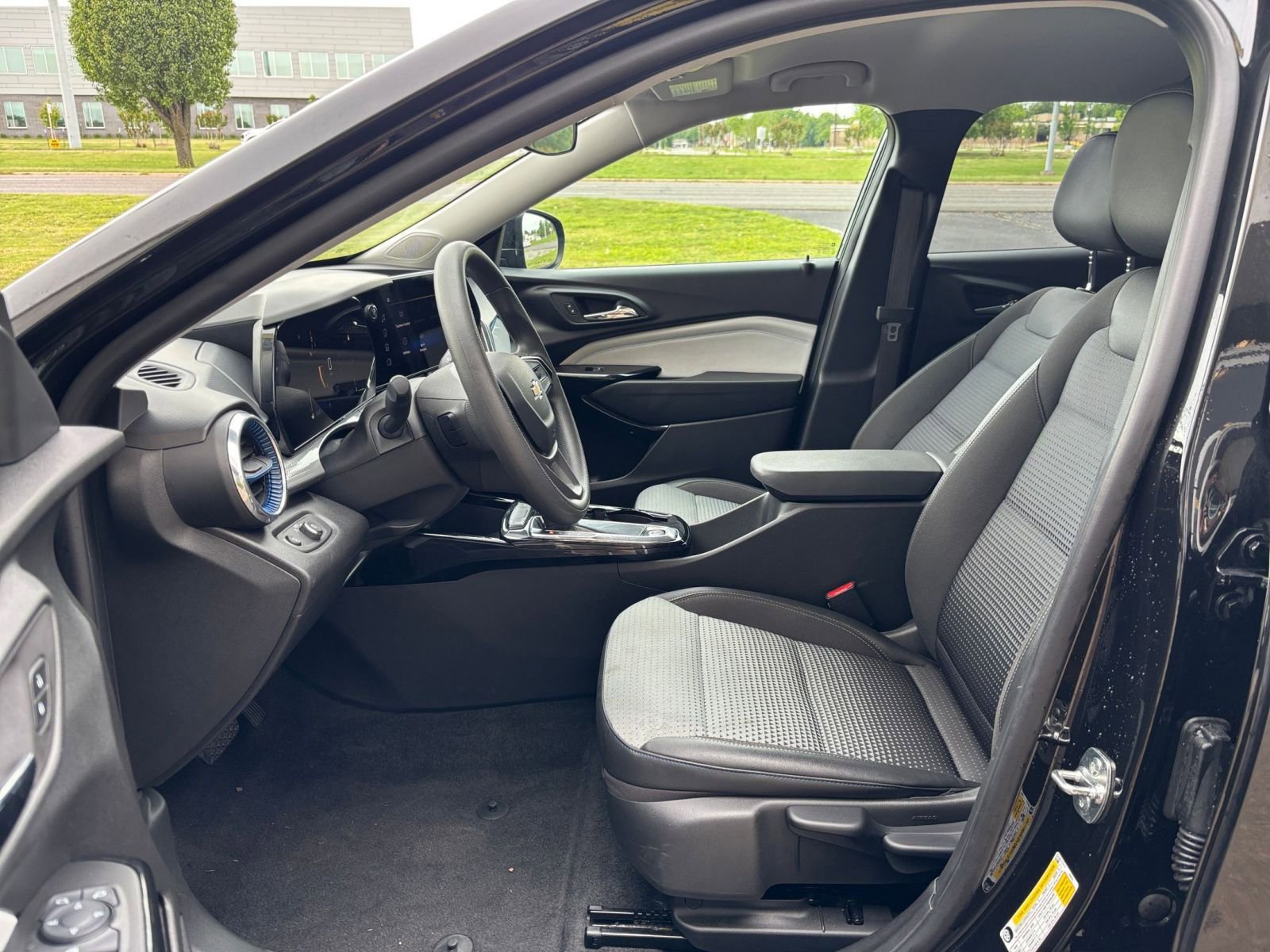 Used 2025 Chevrolet Trax LT FWD image 25