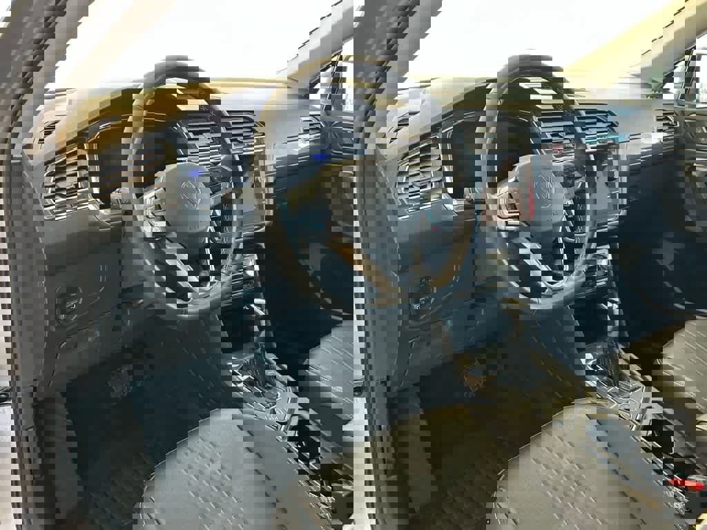 Certified 2024 Volkswagen Tiguan SE w/ Panoramic Sunroof Package image 9