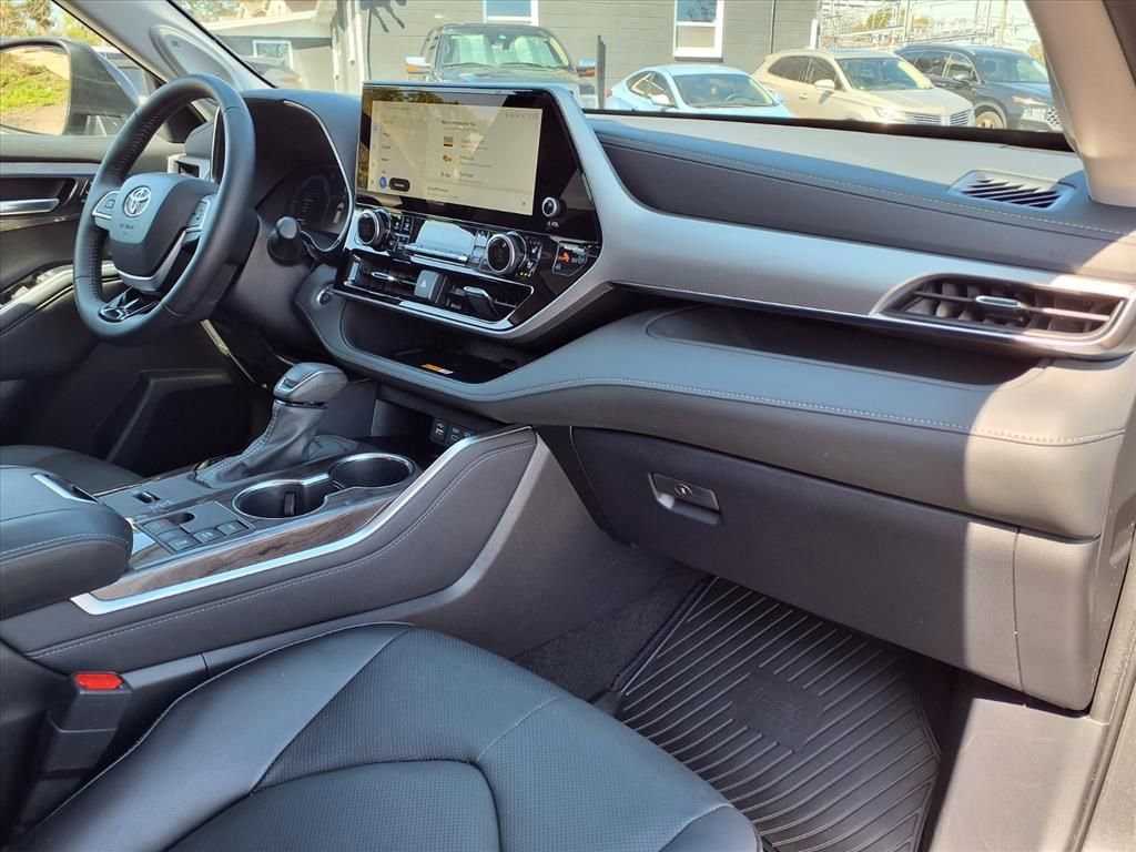 Used 2025 Toyota Highlander Platinum image 11