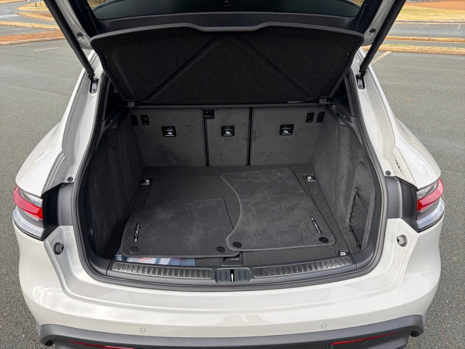 Certified 2026 Porsche Macan image 17