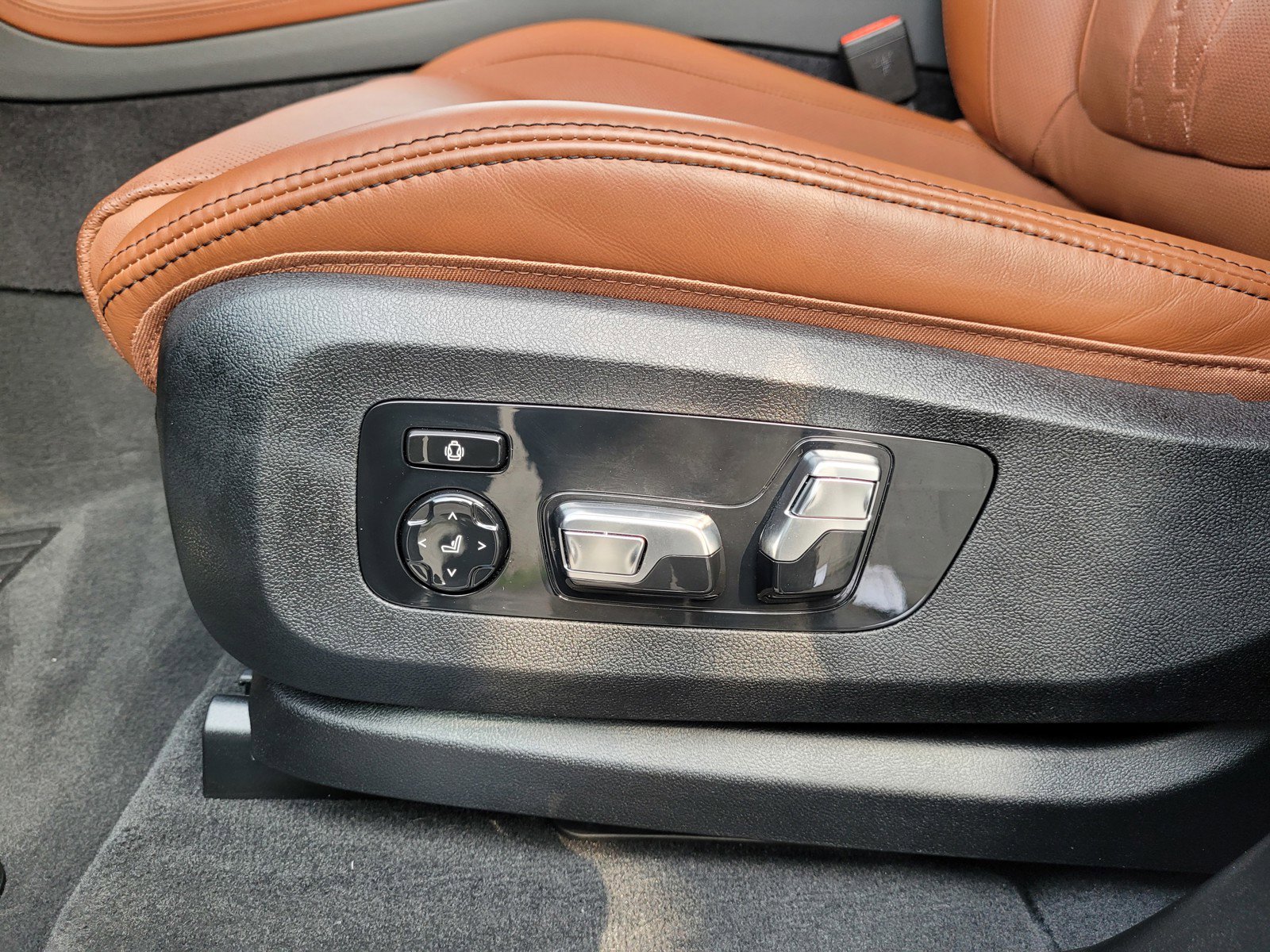 Used 2025 BMW X7 M60i w/ Climate Comfort Package image 11