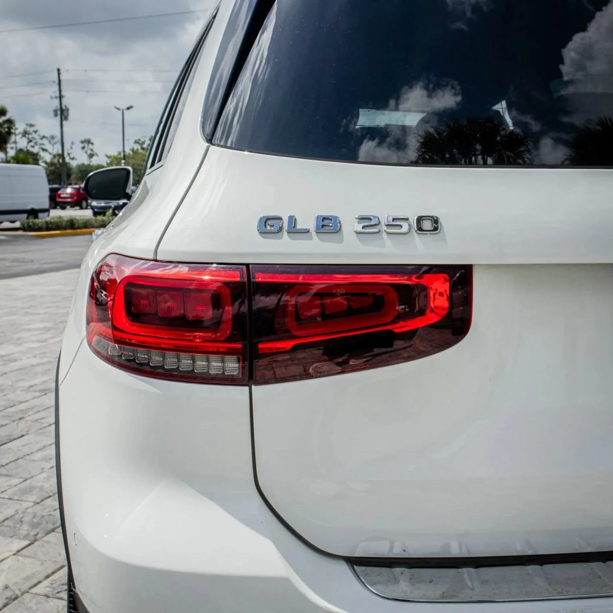 Used 2020 Mercedes-Benz GLB 250 w/ Premium Package image 9