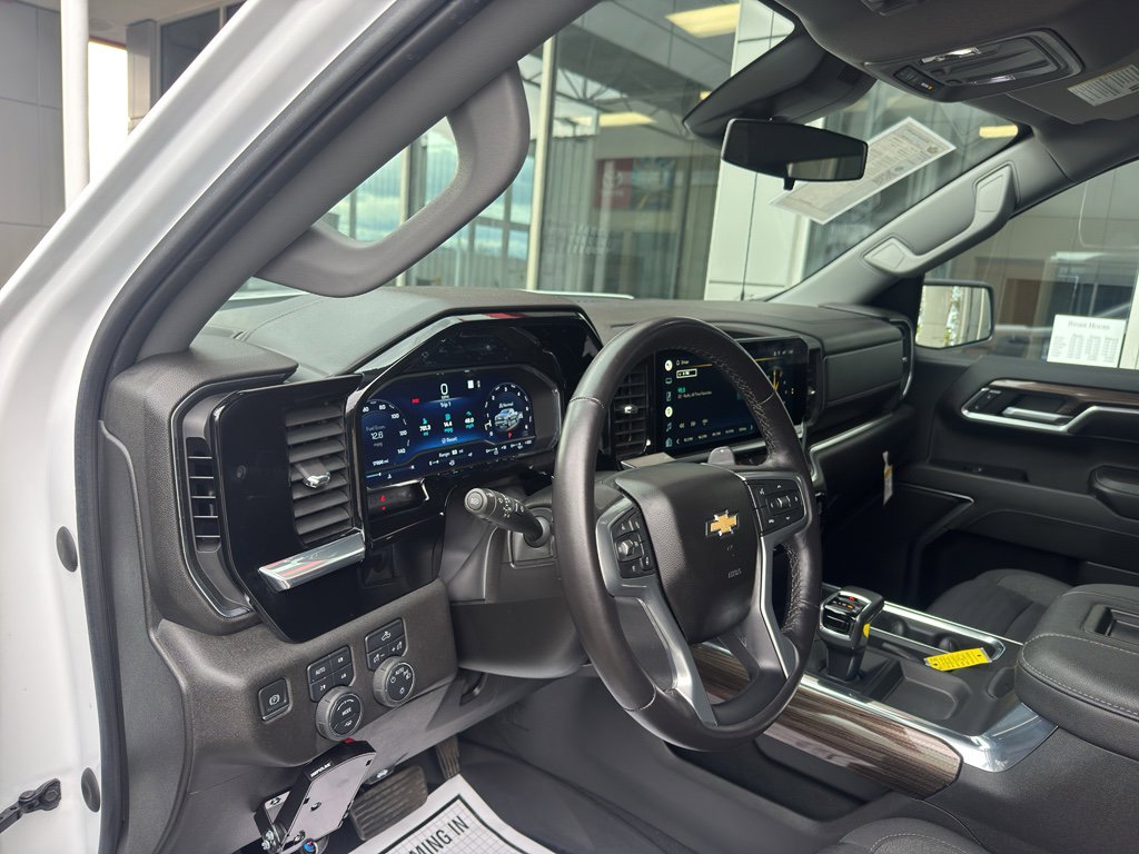 Used 2022 Chevrolet Silverado 1500 LT w/ Z71 Off-Road Package image 3