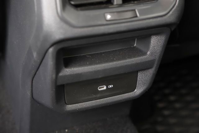 Used 2025 Volkswagen Taos SE AWD/4WD image 16