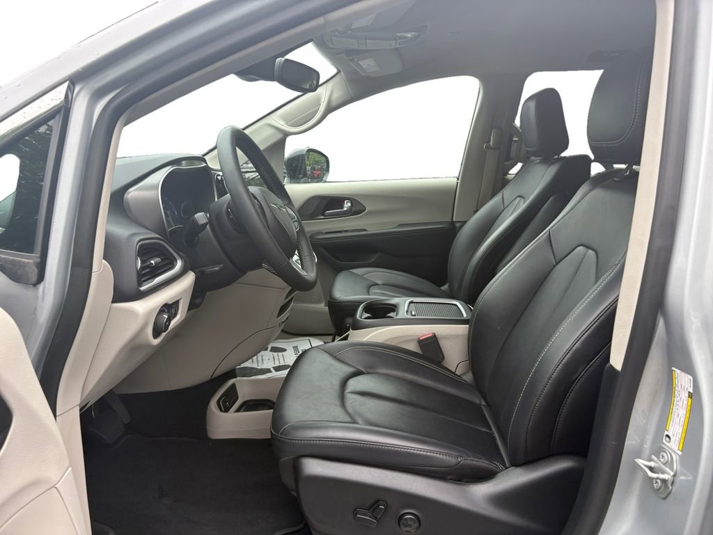 Certified 2024 Chrysler Pacifica Touring-L image 9