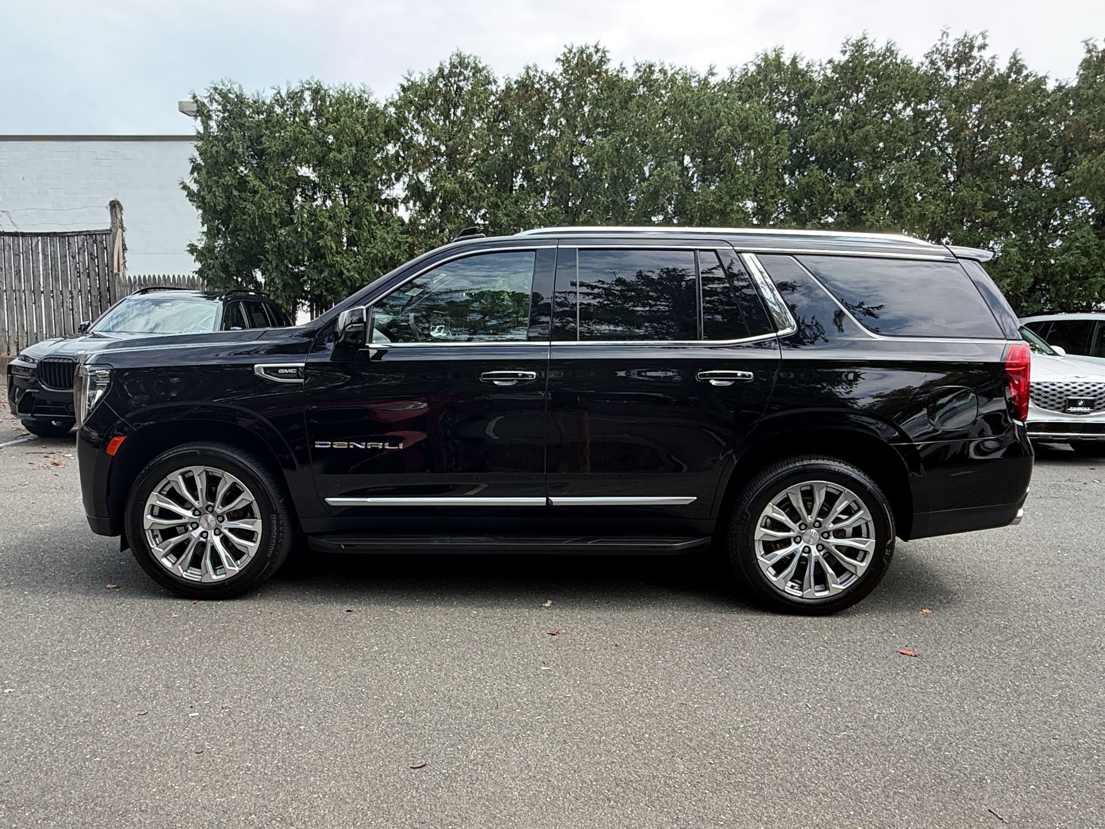 Used 2024 GMC Yukon Denali AWD/4WD image 2