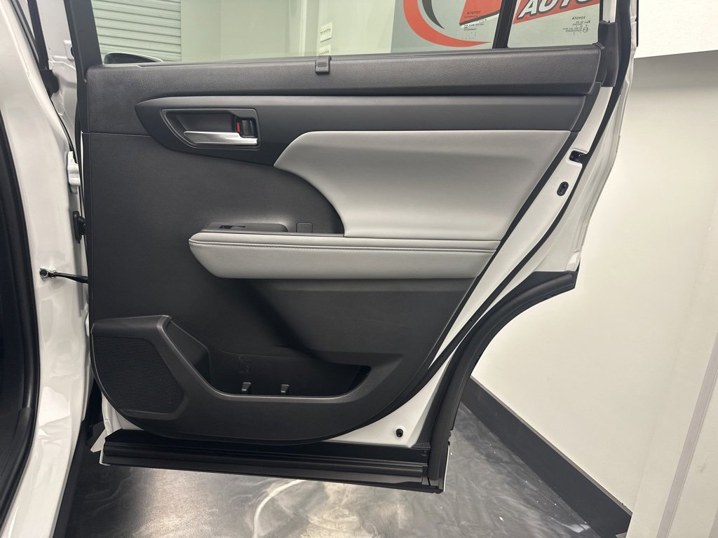 Used 2023 Toyota Highlander XLE image 12