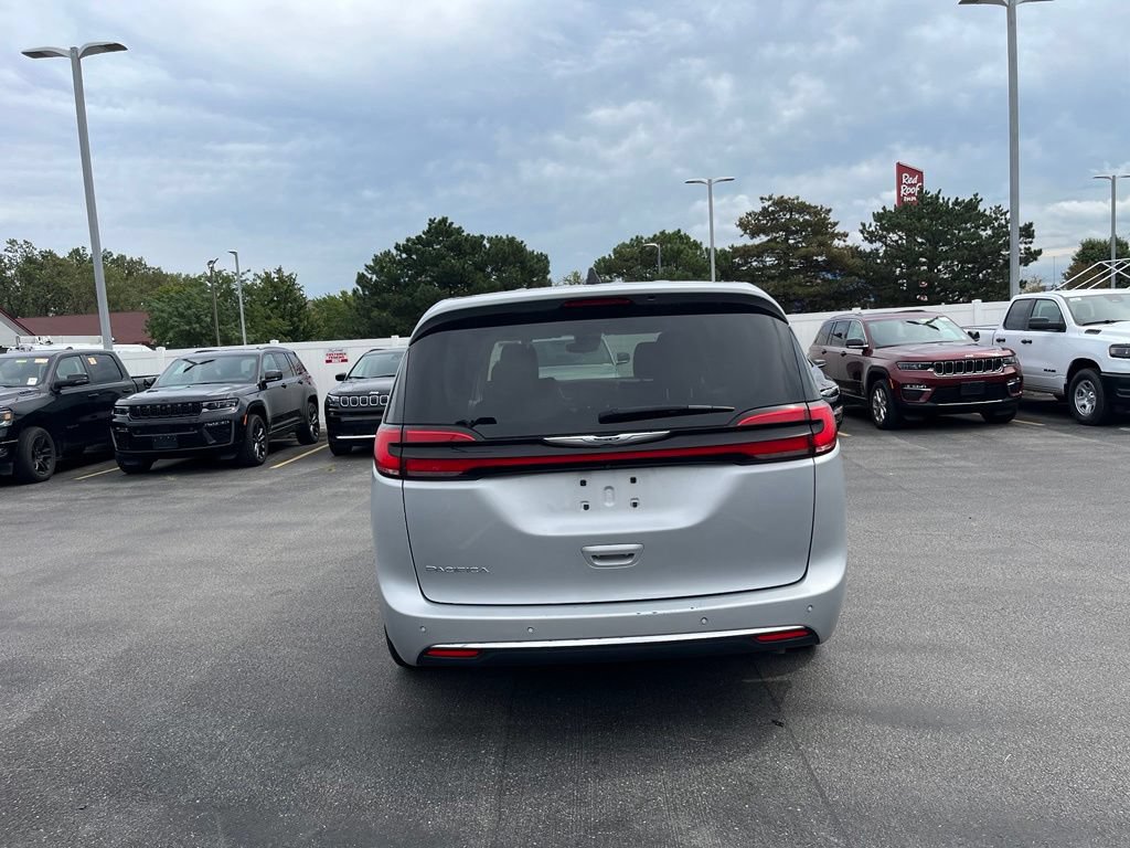 Used 2023 Chrysler Pacifica Touring-L FWD image 2