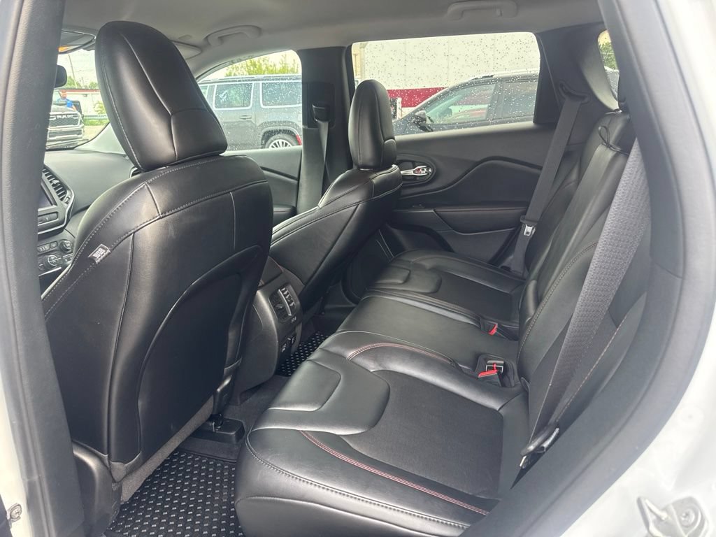 Used 2023 Jeep Cherokee Trailhawk AWD/4WD image 3