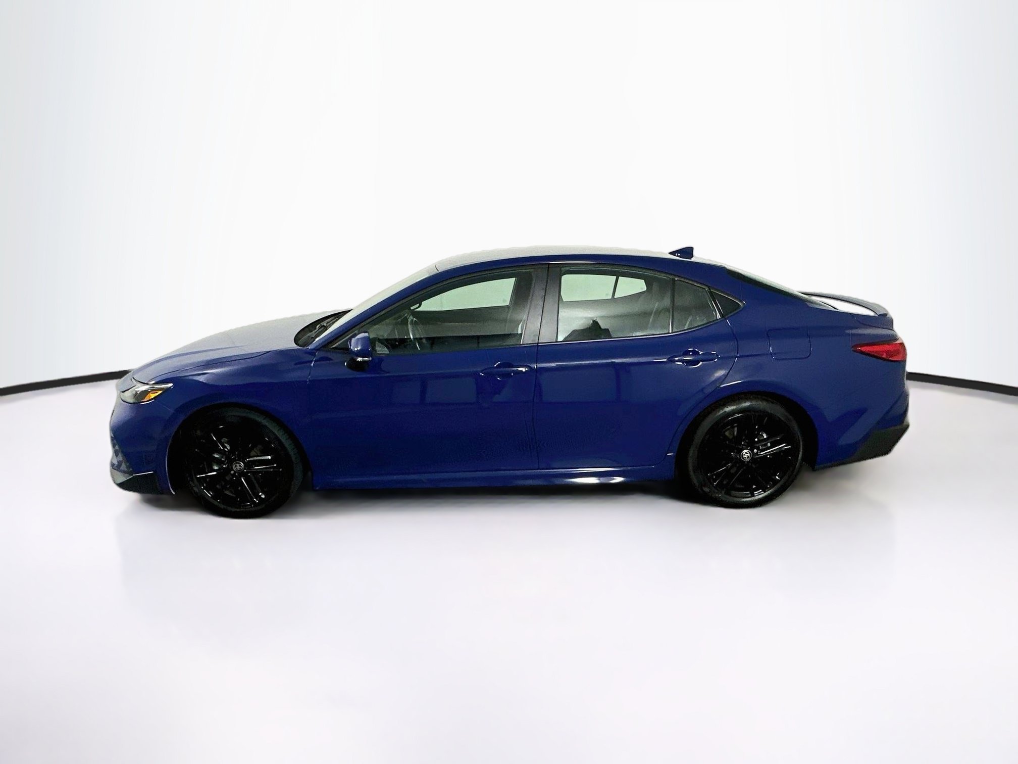 Used 2025 Toyota Camry SE FWD image 4