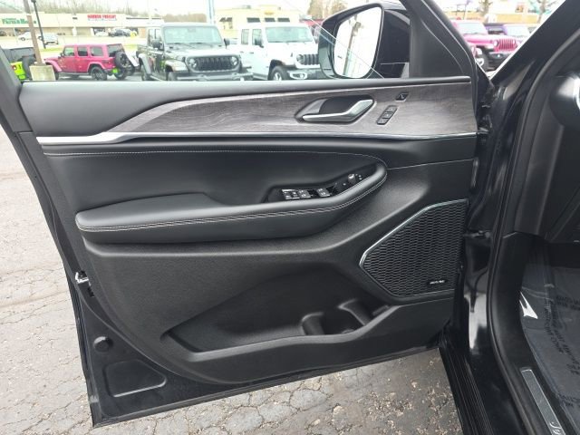 Used 2024 Jeep Grand Cherokee Overland w/ Adv Protech Group III image 11