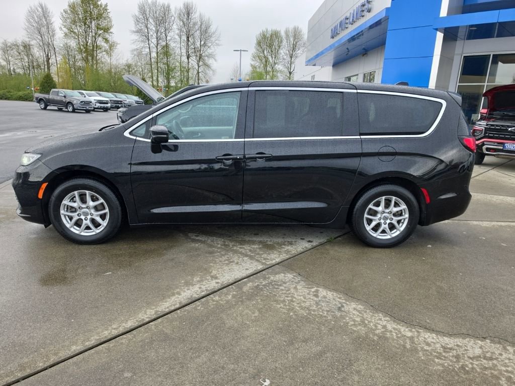 Used 2024 Chrysler Pacifica Touring-L FWD image 2