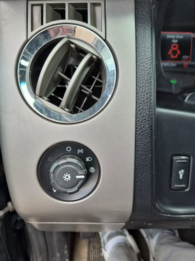 Used 2017 Ford Expedition XLT w/ Equipment Group 202A AWD/4WD image 14