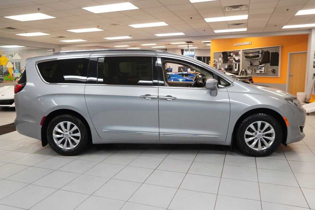 Used 2018 Chrysler Pacifica Touring-L FWD image 12