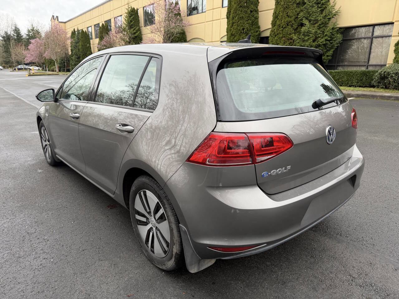 Used 2016 Volkswagen e-Golf SE image 6