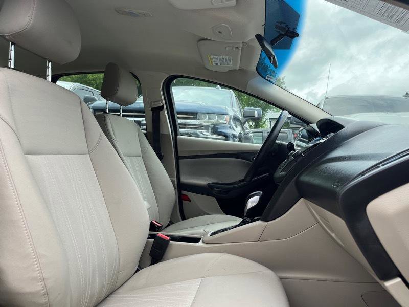 Used 2018 Ford Focus SE w/ Cold Weather Package FWD image 18