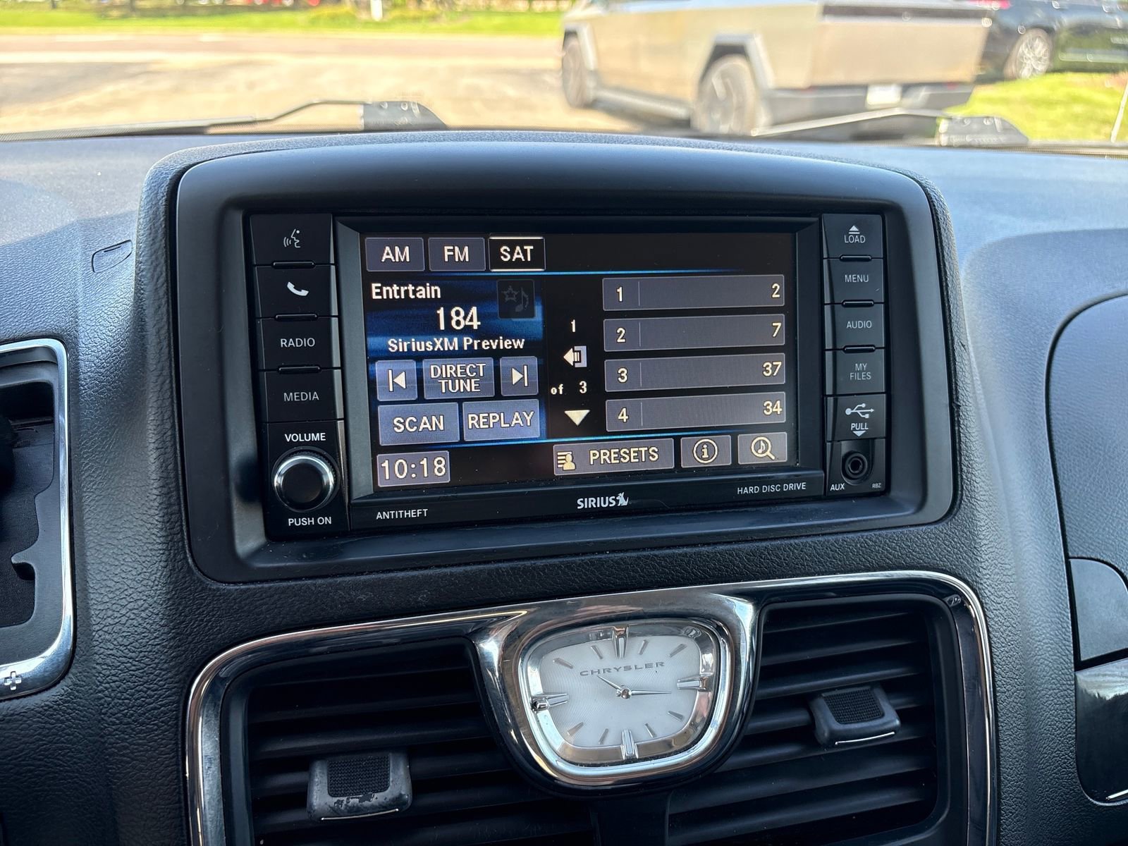 Used 2016 Chrysler Town & Country Touring FWD image 19