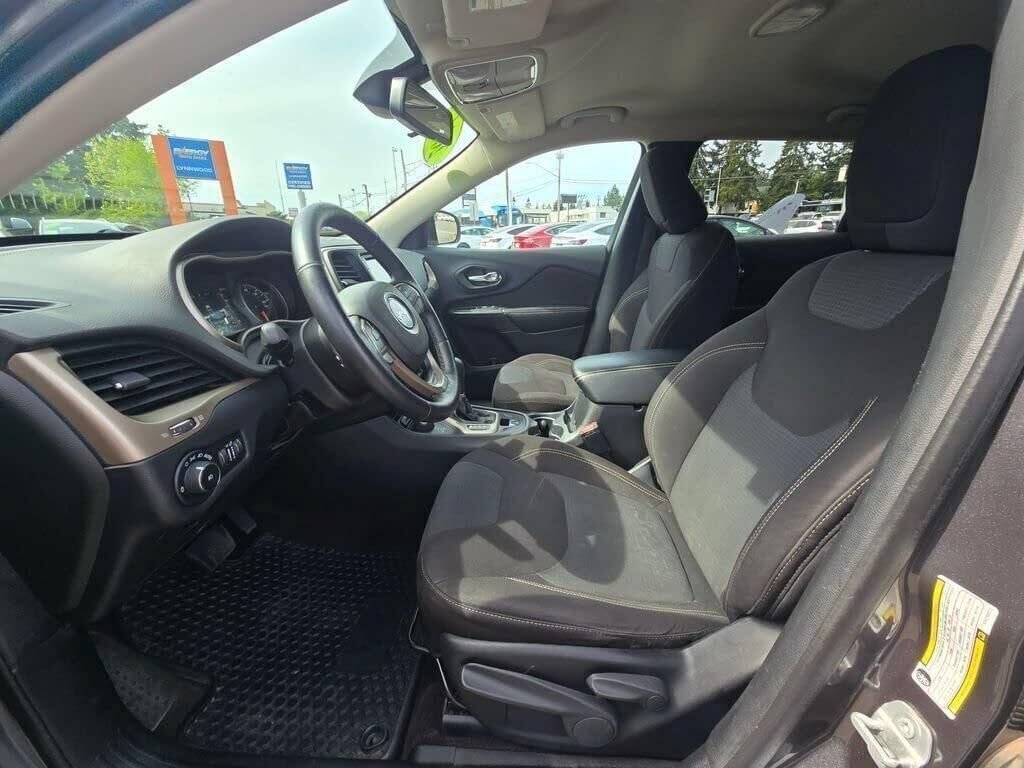 Used 2016 Jeep Cherokee Latitude w/ Cold Weather Group AWD/4WD image 22