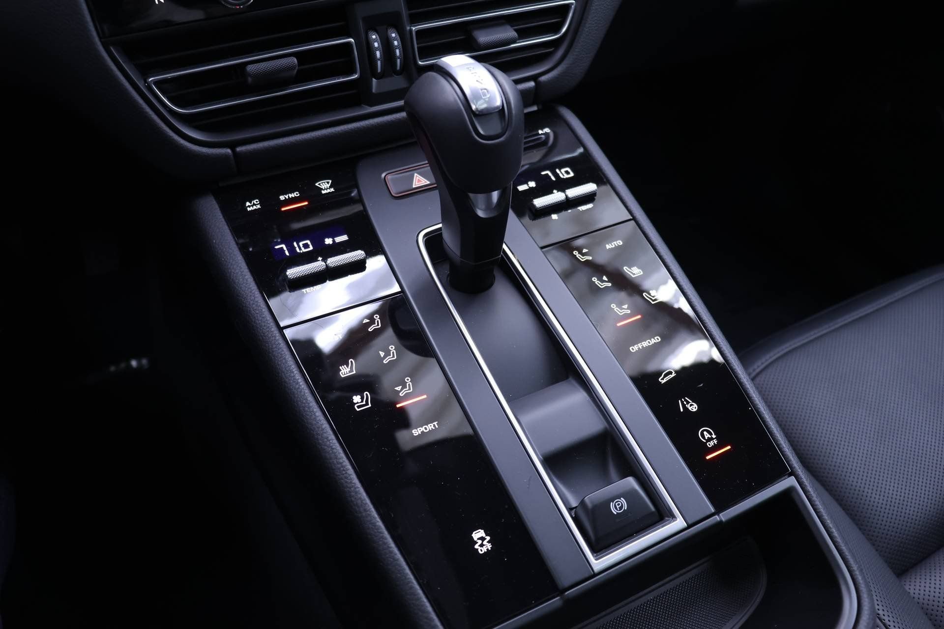 Used 2025 Porsche Macan AWD/4WD image 11