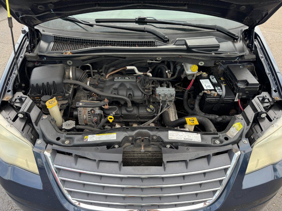 Used 2008 Chrysler Town & Country Touring FWD image 24
