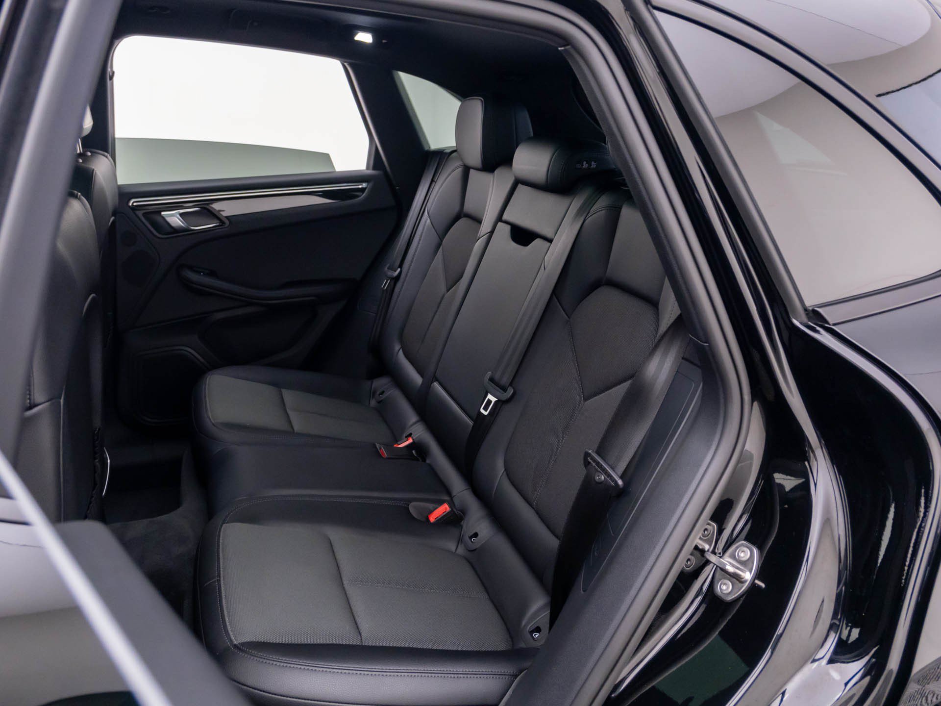 Certified 2026 Porsche Macan AWD/4WD image 17