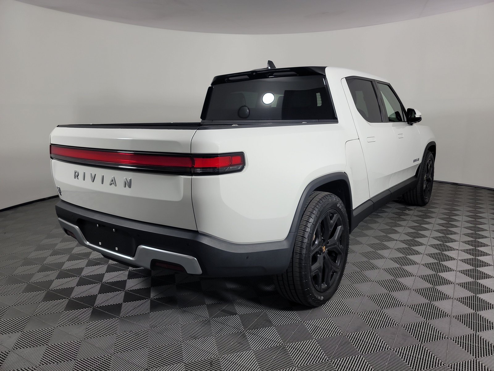 Used 2024 Rivian R1T Adventure AWD/4WD image 5