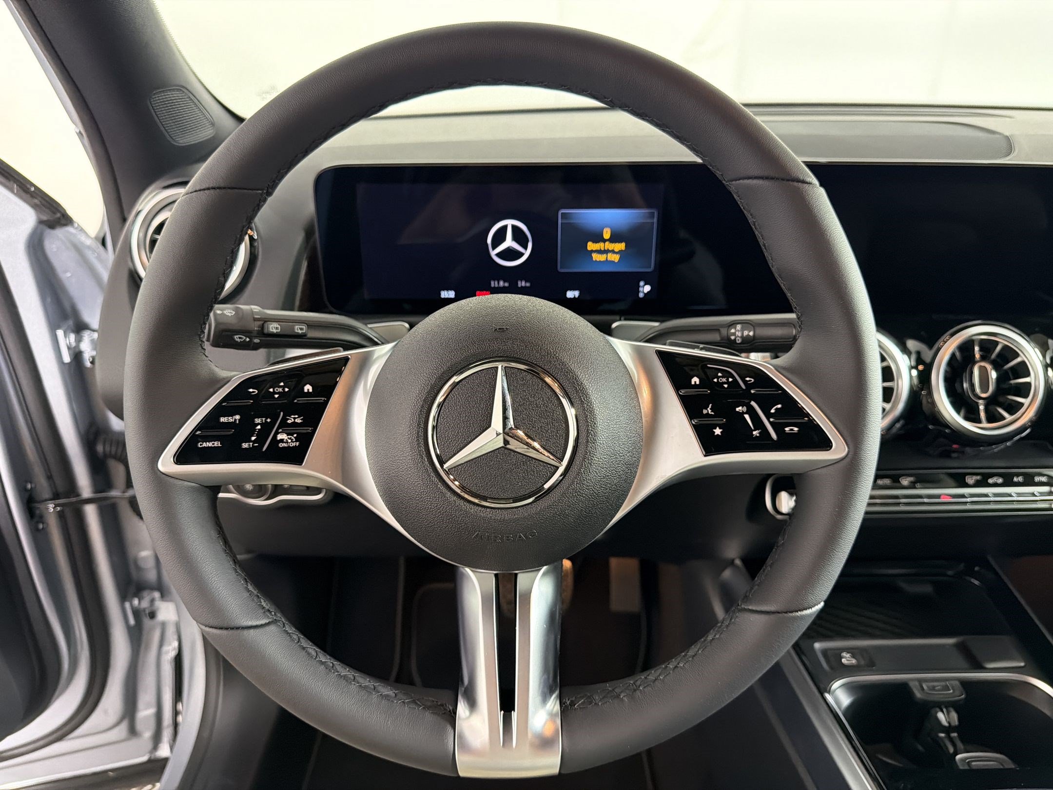 Used 2026 Mercedes-Benz GLB 250 4MATIC image 11