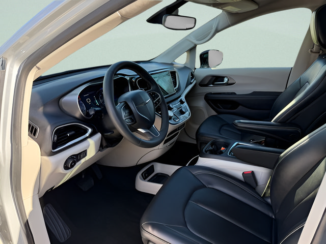 Used 2024 Chrysler Pacifica Touring-L FWD image 4