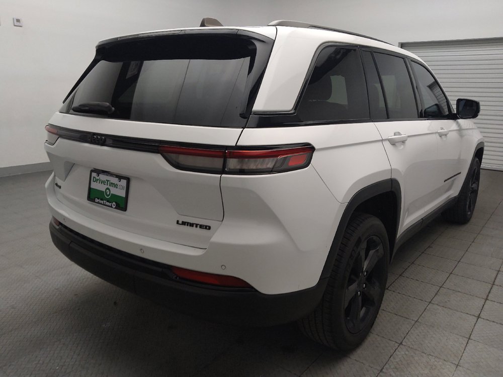 Used 2023 Jeep Grand Cherokee Limited w/ Black Appearance Package AWD/4WD image 9