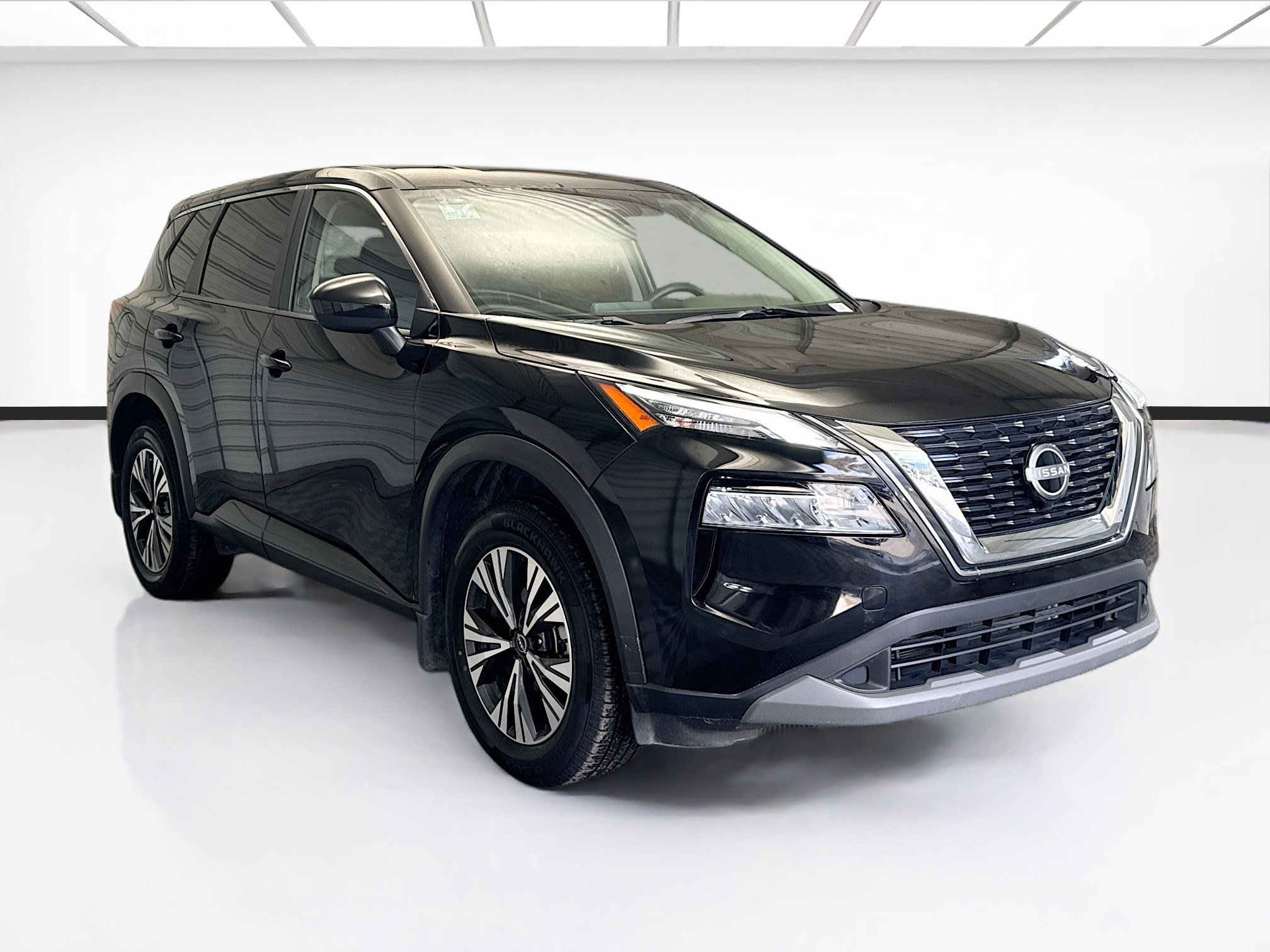 Used 2023 Nissan Rogue SV image 3