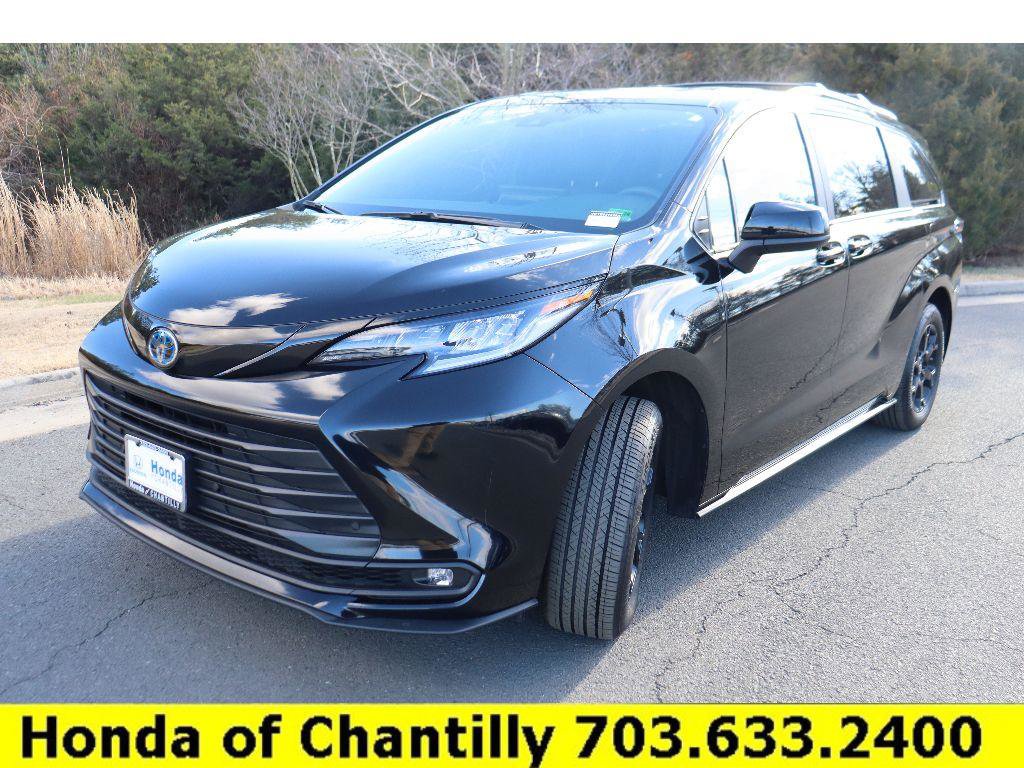 Used 2025 Toyota Sienna XLE Woodland Edition image 3