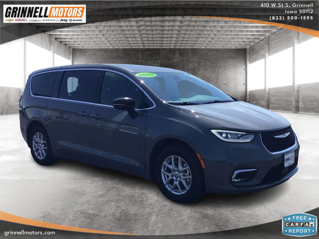 Used 2025 Chrysler Pacifica Select FWD image 3