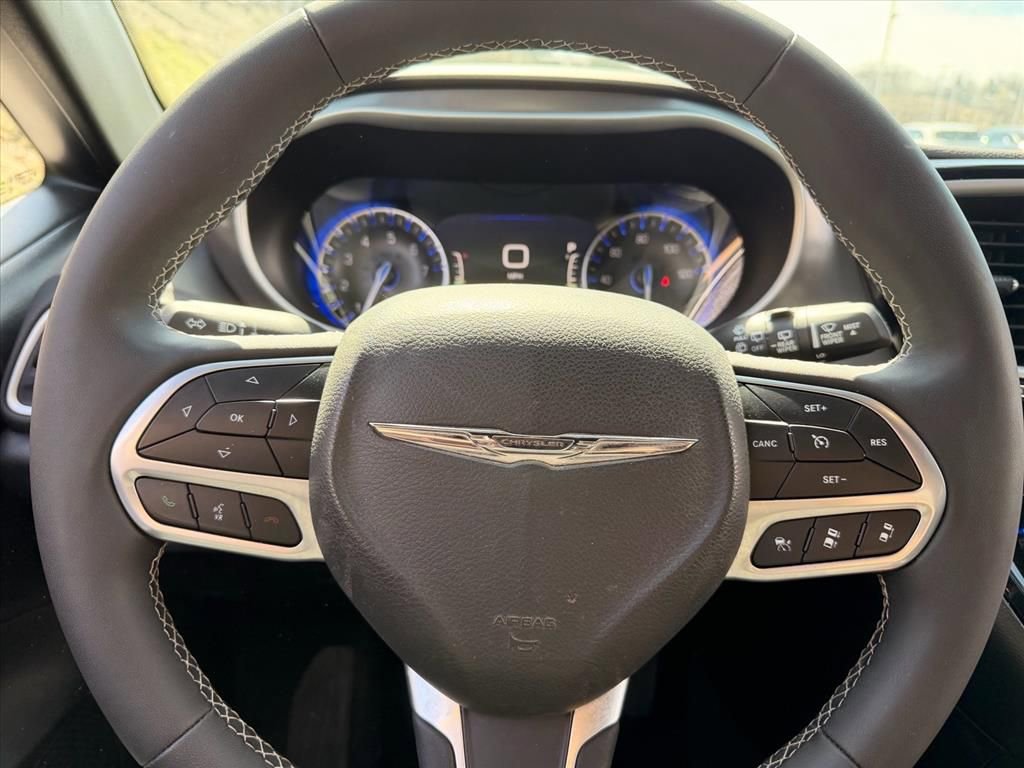 Used 2025 Chrysler Pacifica Select image 21