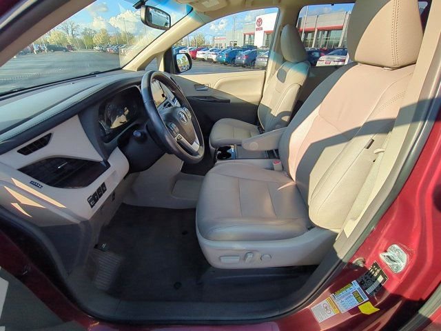 Certified 2017 Toyota Sienna XLE image 8
