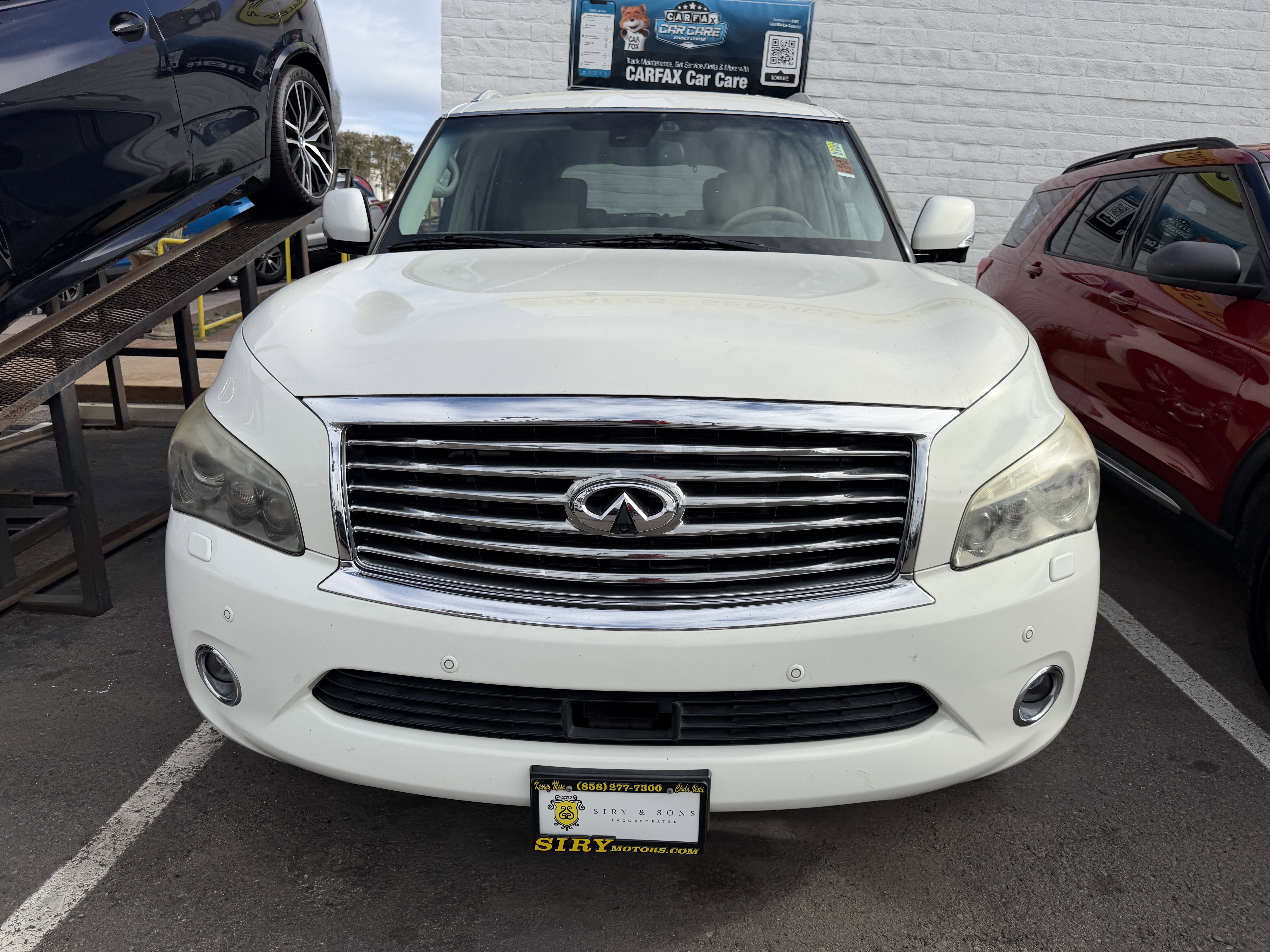 Used 2014 INFINITI QX80 4WD w/ Deluxe Touring Package image 2