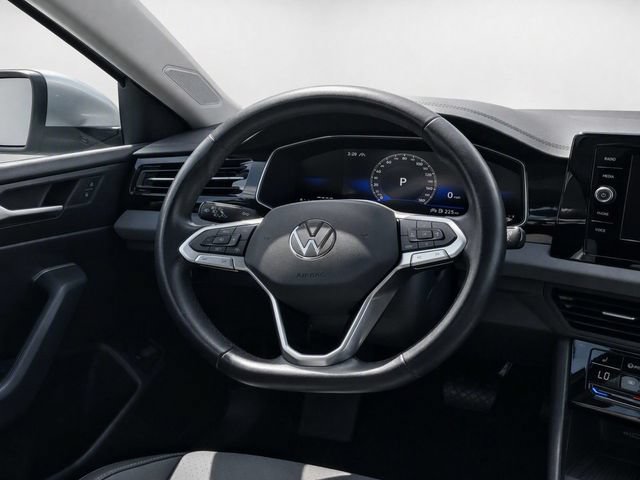 Used 2025 Volkswagen Jetta SE FWD image 23
