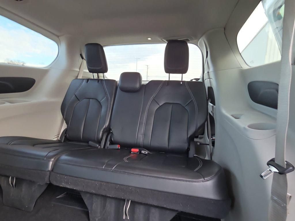 Used 2024 Chrysler Pacifica Touring-L FWD image 11