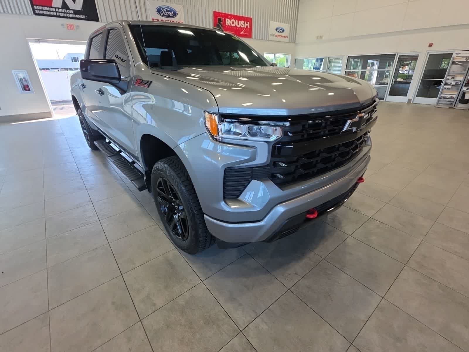 Used 2025 Chevrolet Silverado 1500 LT Trail Boss w/ LPO, Dark Essentials Package AWD/4WD image 5