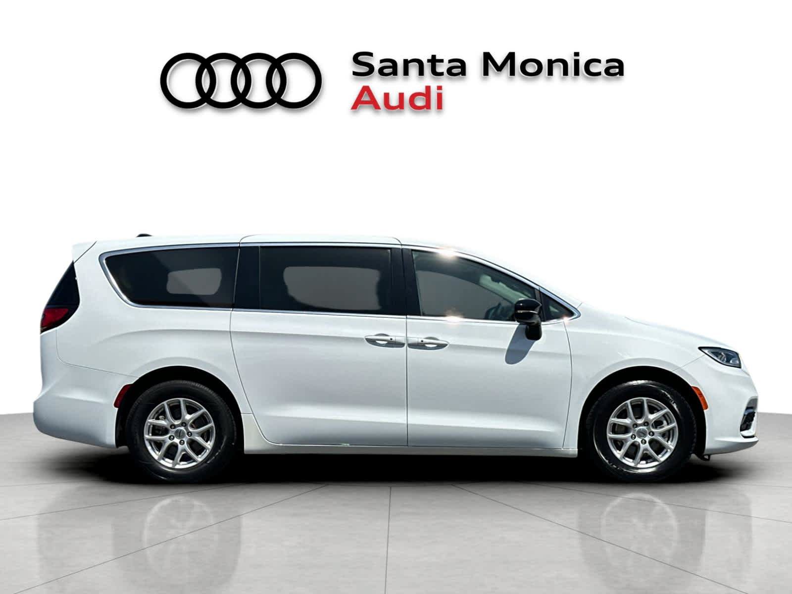 Used 2024 Chrysler Pacifica Touring-L FWD image 8