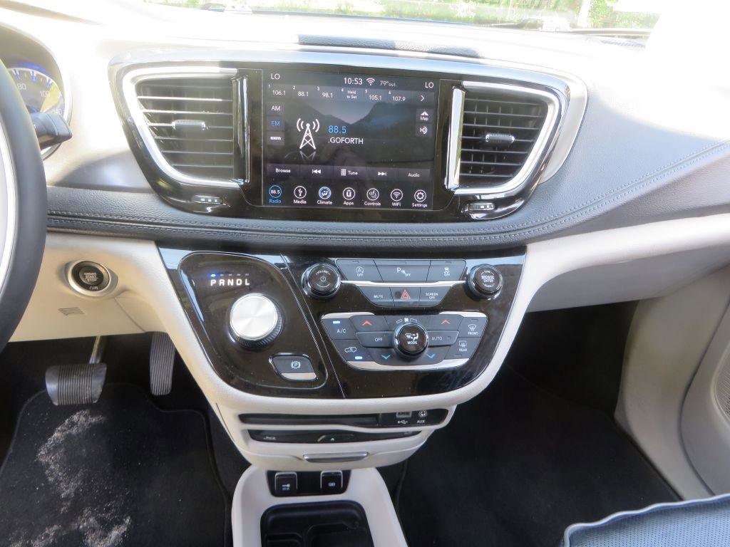 Used 2018 Chrysler Pacifica Limited w/ Tire & Wheel Group FWD image 19