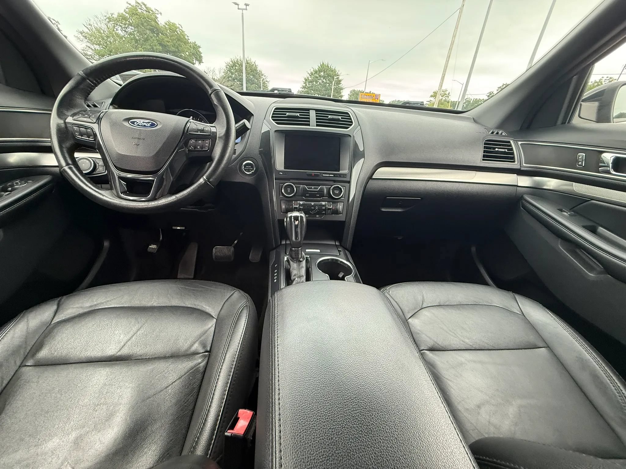 Used 2018 Ford Explorer XLT w/ Equipment Group 202A AWD/4WD image 13