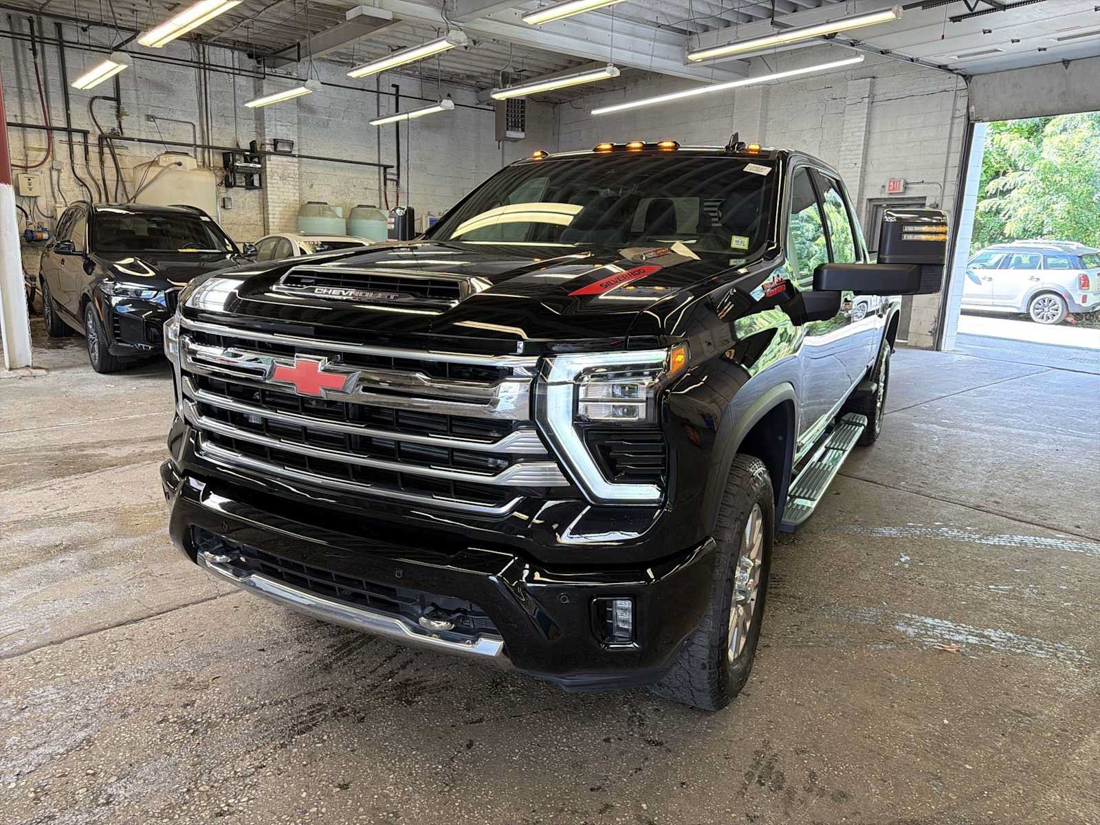 Used 2025 Chevrolet Silverado 2500 High Country w/ High Country Premium Package AWD/4WD image 3