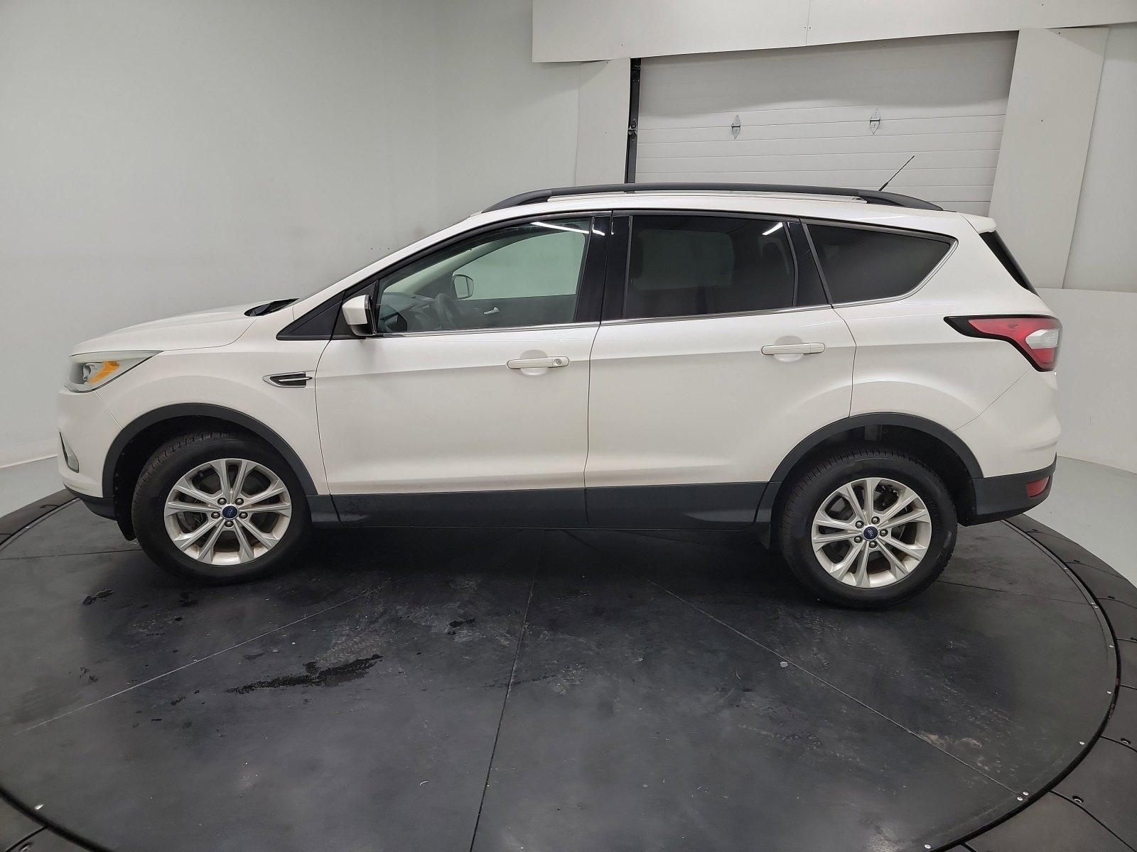 Used 2017 Ford Escape SE w/ Equipment Group 201A image 4