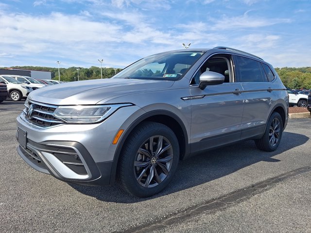 Used 2023 Volkswagen Tiguan SE w/ Panoramic Sunroof Package AWD/4WD image 3