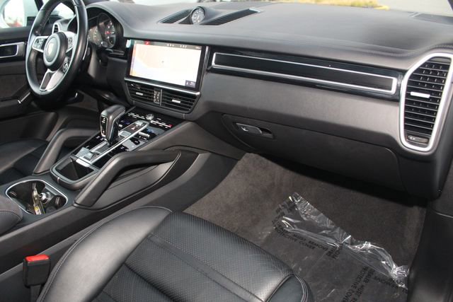Used 2021 Porsche Cayenne GTS w/ Premium Package image 28