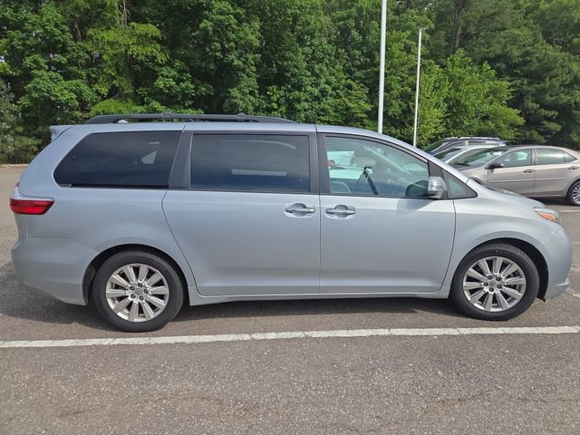 Used 2017 Toyota Sienna Limited Premium FWD image 2