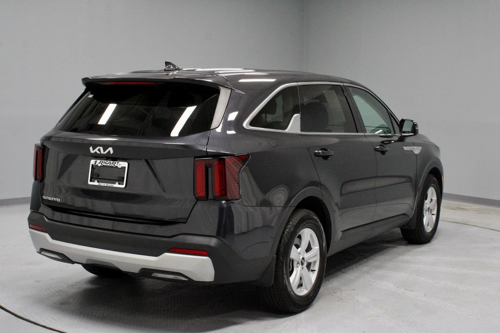 Used 2025 Kia Sorento LX FWD image 10