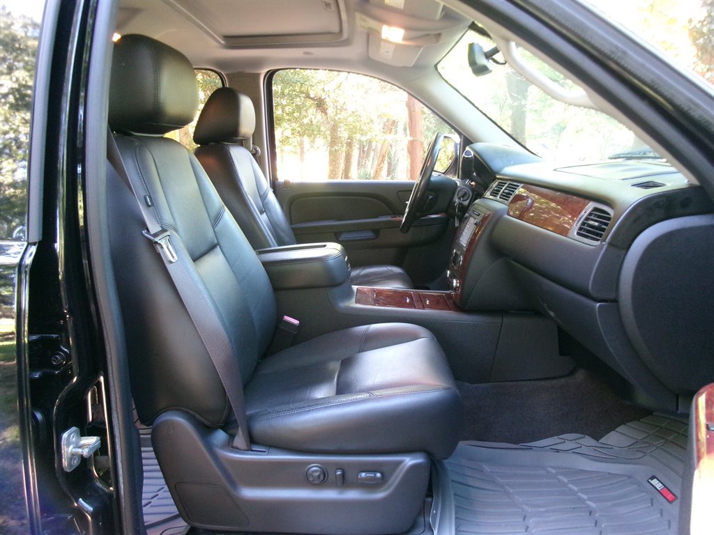 Used 2013 Chevrolet Avalanche LTZ RWD image 20